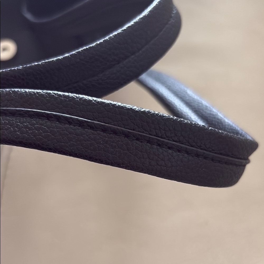 Elegant Black Leather Tote Bag - Picture 8 of 8